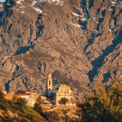 Montemaggiore et son église Saint-Augustin au coucher de soleil