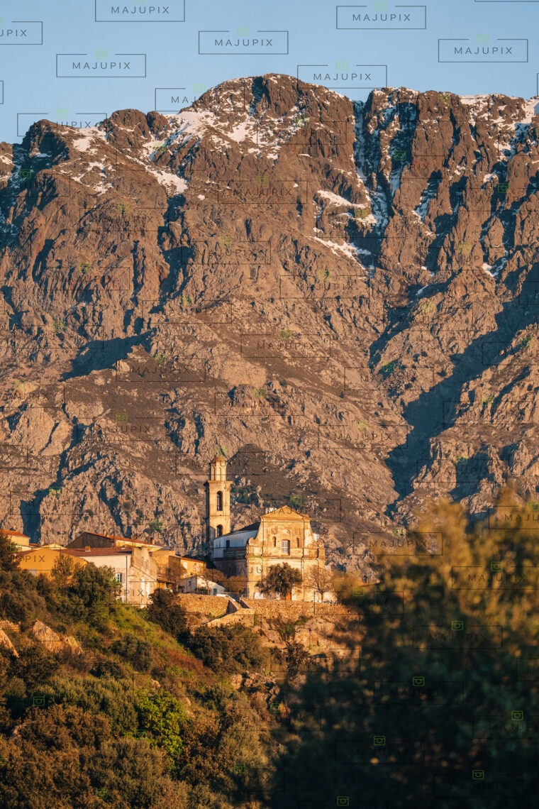 Montemaggiore et son église Saint-Augustin au coucher de soleil