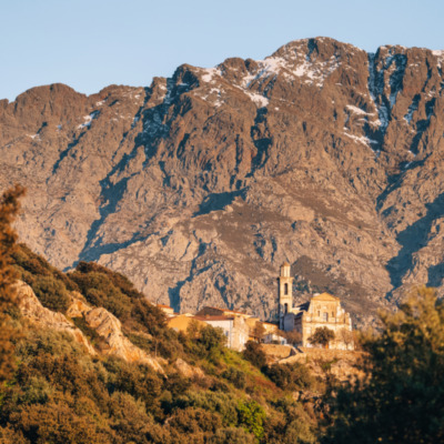 Montemaggiore et son église Saint-Augustin au coucher de soleil