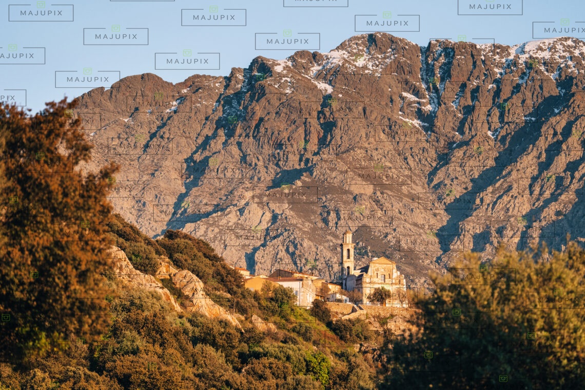Montemaggiore et son église Saint-Augustin au coucher de soleil
