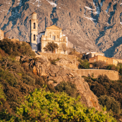 Montemaggiore et son église Saint-Augustin au coucher de soleil