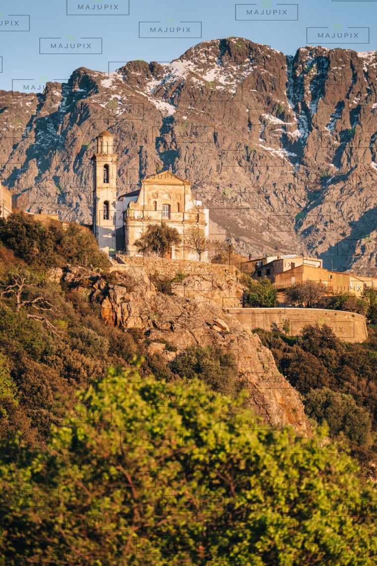 Montemaggiore et son église Saint-Augustin au coucher de soleil