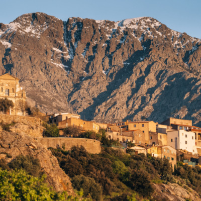 Montemaggiore et son église Saint-Augustin au coucher de soleil