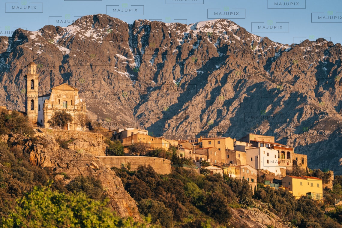 Montemaggiore et son église Saint-Augustin au coucher de soleil