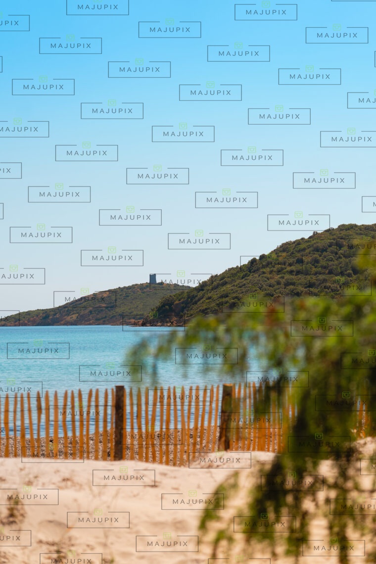 Plage de Pinarellu et sa tour génoise
